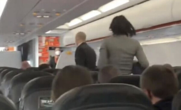 Ταραχή σε αεροπλάνο: Έβηχε επίτηδες πάνω στους συνεπιβάτες φωνάζοντας «όλοι θα πεθάνουν»