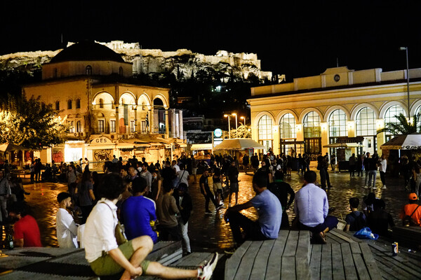 Βραδινή απαγόρευση κυκλοφορίας και μάσκα παντού στο «τραπέζι» - Βατόπουλος: «Θα αυξηθούν διασωληνώσεις και νεκροί»