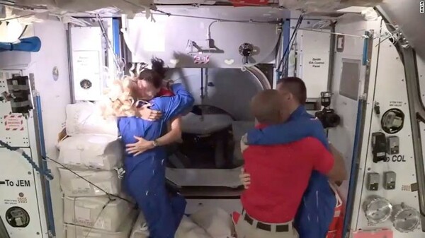 Αγκαλιές μόνο στο Διάστημα: Η ασφαλής εγγύτητα για το πλήρωμα του ISS