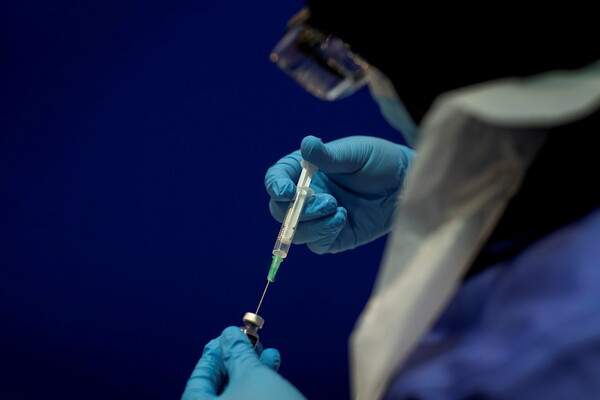 Κορωνοϊός ΗΠΑ: To εμβόλιο της Pfizer παίρνει το πράσινο φως από τους εμπειρογνώμονες για την FDA