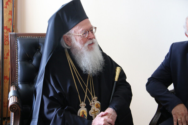Ο Αρχιεπίσκοπος Αλβανίας διαγνώστηκε με κορωνοϊό - Μεταφέρεται στην Ελλάδα με C-130