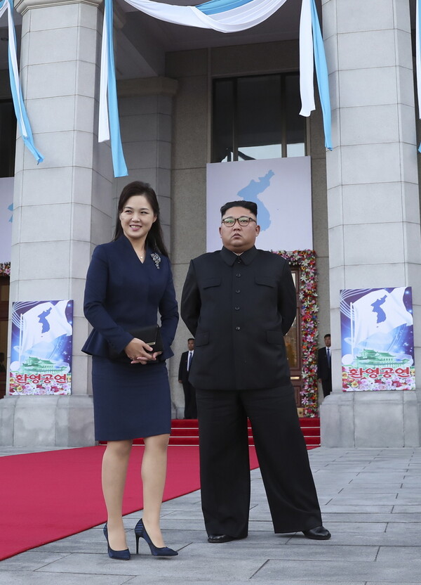 Η σύζυγος του Κιμ Γιονγκ Ουν εμφανίστηκε δημοσίως για πρώτη φορά εδώ κι ένα χρόνο