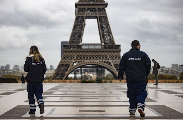 Συναγερμός στο Παρίσι: Άνδρας απείλησε με μαχαίρι σε αστυνομικούς