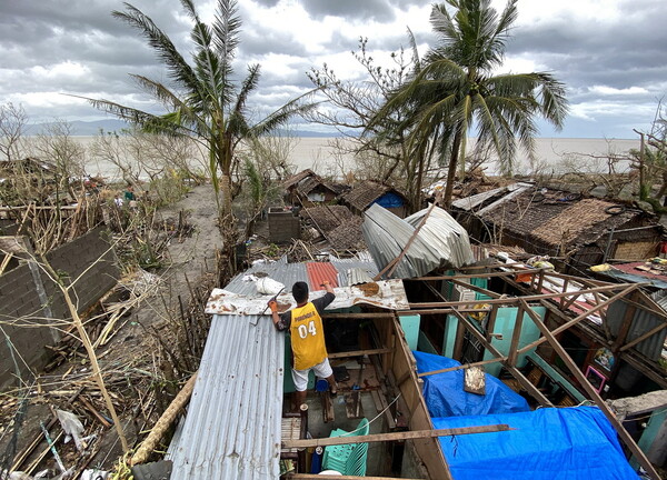 Φιλιππίνες: Τουλάχιστον 4 νεκροί από τον τυφώνα Γκόνι - Καταστροφές σε σπίτια, δρόμους, υποδομές