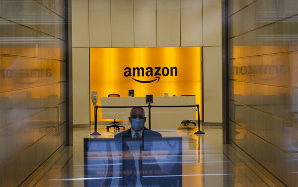 Amazon: Πρώην εργαζόμενος μηνύει την εταιρεία για μη ασφαλείς συνθήκες εν μέσω πανδημίας