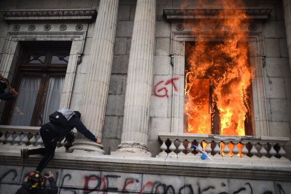 Διαδηλωτές πυρπόλησαν και βανδάλισαν την Βουλή στη Γουατεμάλα