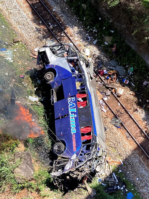 Βραζιλία: Τουλάχιστον 16 νεκροί από πτώση λεωφορείου από οδογέφυρα