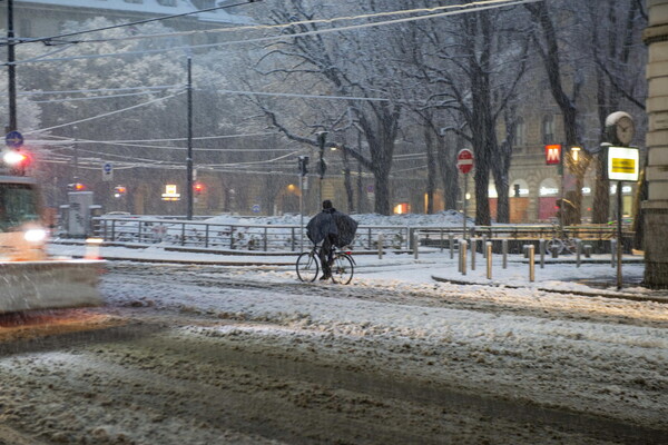 Στα «λευκά» το Μιλάνο έπειτα από μία σπάνια σε ένταση χιονόπτωση
