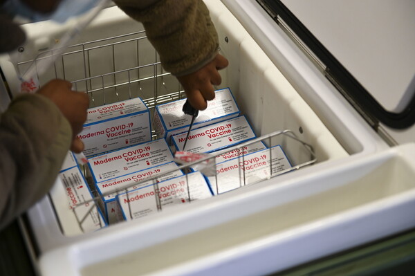 Κορωνοϊός: Φαρμακοποιός «έβγαζε επίτηδες» δόσεις του εμβολίου από το ψυγείο για να καταστραφούν