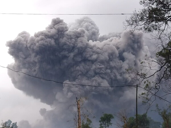 Ινδονησία: Έκρηξη του ηφαιστείου Σεμέρου - Tέφρα εκτοξεύτηκε σε ύψος 5 χιλιομέτρων