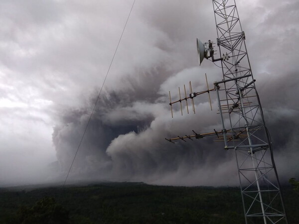 Ινδονησία: Έκρηξη του ηφαιστείου Σεμέρου - Tέφρα εκτοξεύτηκε σε ύψος 5 χιλιομέτρων