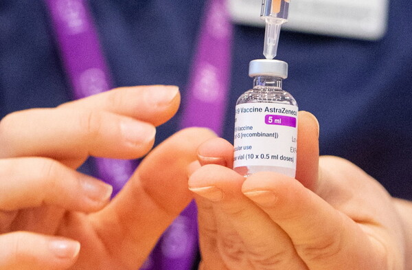 Εμβόλια: Η Κομισιόν παίρνει αποστάσεις από την AstraZeneca