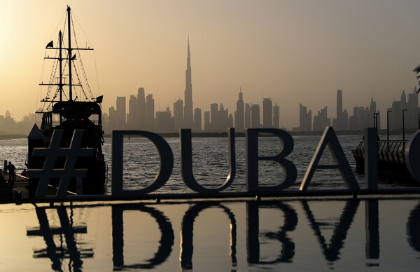 Influencers εγκαταλείπουν το Ντουμπάι πριν την ταξιδιωτική απαγόρευση