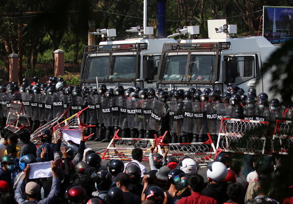 Πραξικόπημα στη Μιανμάρ: Η αστυνομία πυροβόλησε στον αέρα για να διαλύσει μεγάλη διαδήλωση