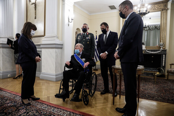 Σακελλαροπούλου: Παρασημοφόρησε τον εφοπλιστή Ιάκωβο Τσούνη με τον Μεγαλόσταυρο του Τάγματος της Τιμής