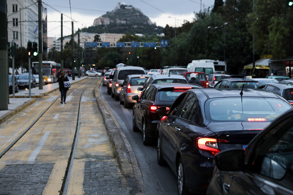 Κορωνοϊός - Lockdown: «Πλημμύρισε» κόσμο η Ερμού, ουρές στα καταστήματα