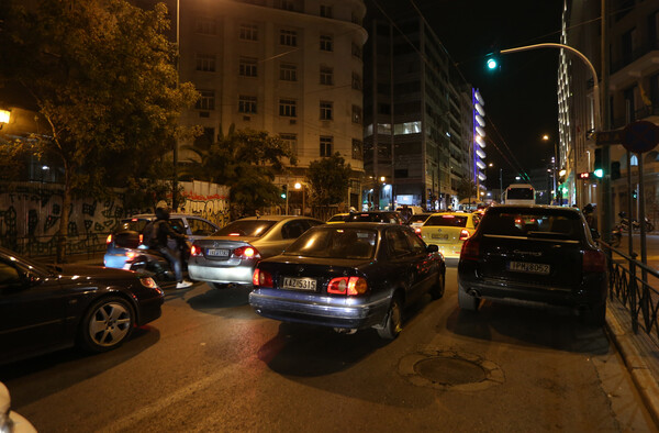 Lockdown: Παραμένει το μποτιλιάρισμα στις εθνικές οδούς - Πού υπάρχουν προβλήματα