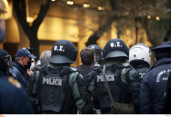 Σεπόλια: «Συνέλαβαν διαδηλωτή στην πολυκατοικία του, στο νοσοκομείο ο πατέρας»- Καταγγελίες για αστυνομική βία