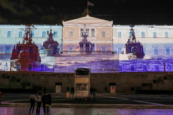 Αντιδράσεις για το πρωτοφανές θέαμα πολεμικών πλοίων και θρησκευτικών μορφών πάνω στη Βουλή