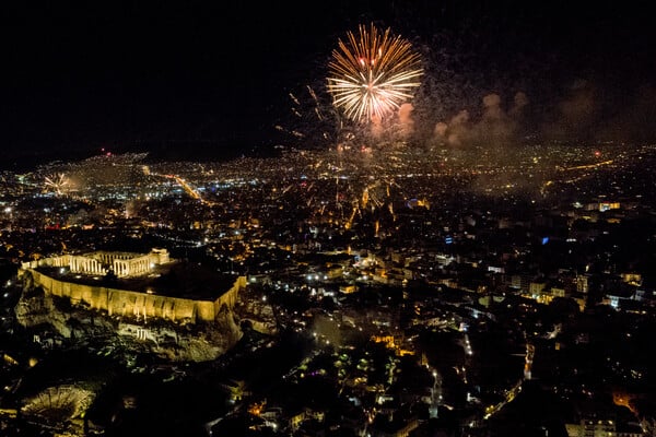 Το 2021 αρχίζει στην Ελλάδα με ευχές και προσδοκίες