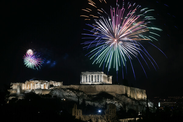 Το 2021 αρχίζει στην Ελλάδα με ευχές και προσδοκίες