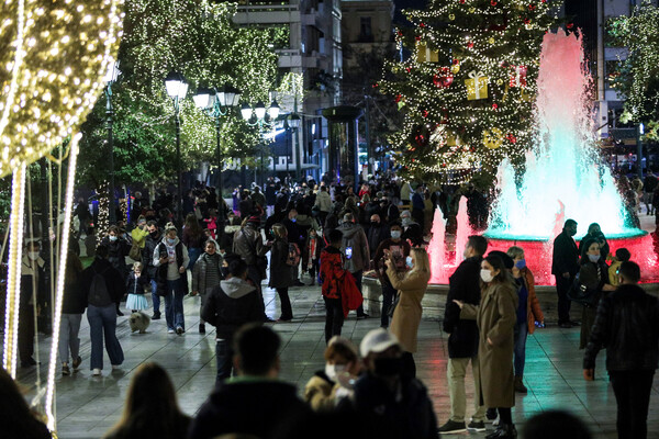 Αυξημένη κίνηση σε Σύνταγμα και πλατεία Αριστοτέλους λίγο πριν το πιο αυστηρό lockdown