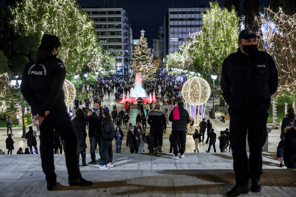 Αυξημένη κίνηση σε Σύνταγμα και πλατεία Αριστοτέλους λίγο πριν το πιο αυστηρό lockdown