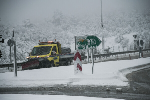 Συνεχίζεται η χιονόπτωση - Κλειστοί δρόμοι και διακοπές ρεύματος