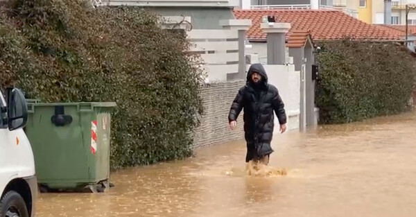 Αλεξανδρούπολη: Δρόμοι «ποτάμια», εγκλωβισμένοι μαθητές και καταστροφές - Φωτογραφίες