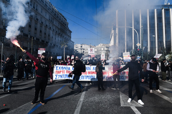 Πανεκπαιδευτικό συλλαλητήριο: Ένταση μπροστά στη Βουλή