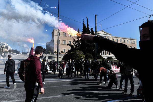 Πανεκπαιδευτικό συλλαλητήριο: Ένταση μπροστά στη Βουλή