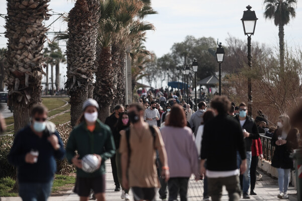 Στις παραλίες οι Αθηναίοι- Κυριακάτικες βόλτες με «σύμμαχο» τον καιρό