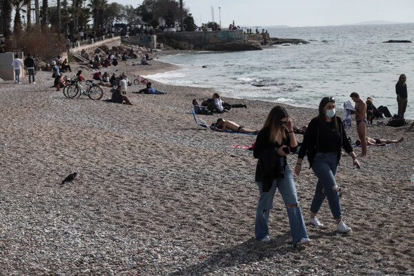 Στις παραλίες οι Αθηναίοι- Κυριακάτικες βόλτες με «σύμμαχο» τον καιρό