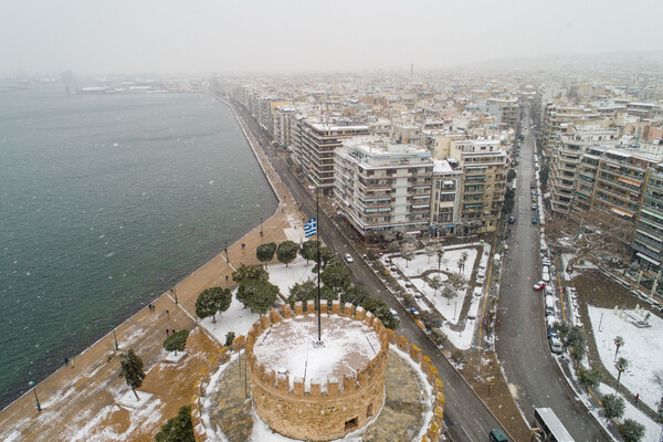 Θεσσαλονίκη: Το χιόνι έφτασε ως την Παραλία - Εικόνες από τo «λευκό ξύπνημα» της πόλης
