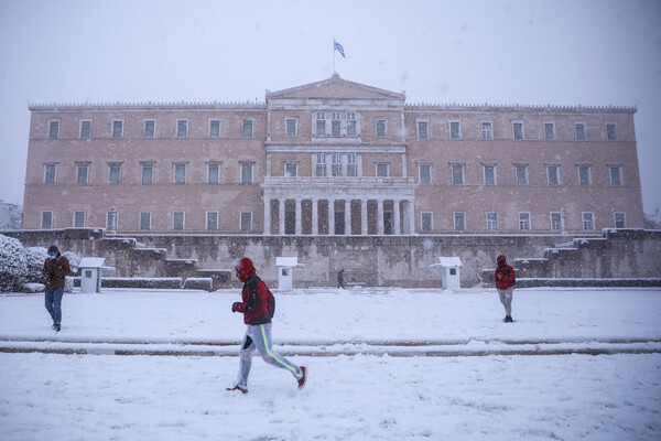 Στα λευκά όλη η Αθήνα - Φωτογραφίες από την χιονισμένη Ακρόπολη και το κέντρο