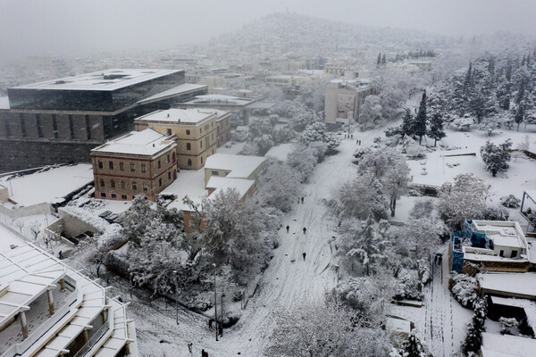 Στα λευκά όλη η Αθήνα - Φωτογραφίες από την χιονισμένη Ακρόπολη και το κέντρο