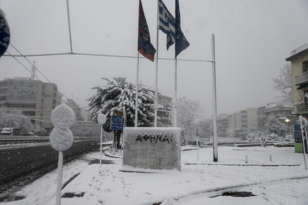 Στα λευκά όλη η Αθήνα - Φωτογραφίες από την χιονισμένη Ακρόπολη και το κέντρο