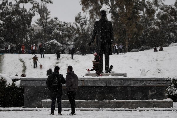 «Xιονοδρομικό» στο κέντρο της Αθήνας: Snowboard στο πάρκο Ελευθερίας