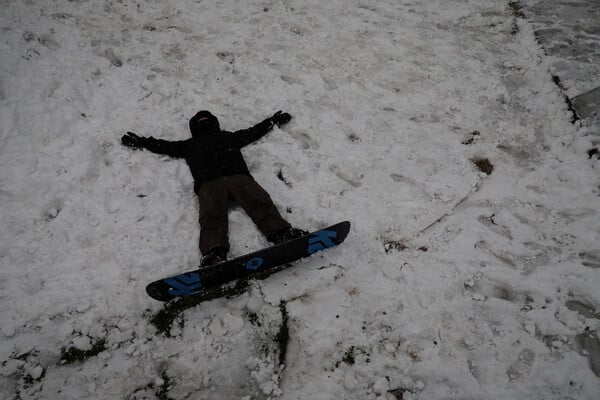 «Xιονοδρομικό» στο κέντρο της Αθήνας: Snowboard στο πάρκο Ελευθερίας