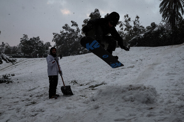 «Xιονοδρομικό» στο κέντρο της Αθήνας: Snowboard στο πάρκο Ελευθερίας