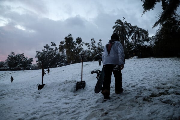 «Xιονοδρομικό» στο κέντρο της Αθήνας: Snowboard στο πάρκο Ελευθερίας