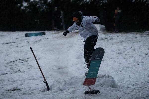 «Xιονοδρομικό» στο κέντρο της Αθήνας: Snowboard στο πάρκο Ελευθερίας