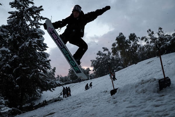 «Xιονοδρομικό» στο κέντρο της Αθήνας: Snowboard στο πάρκο Ελευθερίας