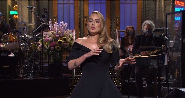 Η Adele στο Saturday Night Live: Έκανε χιούμορ με τη νέα εμφάνισή της και τραγούδησε