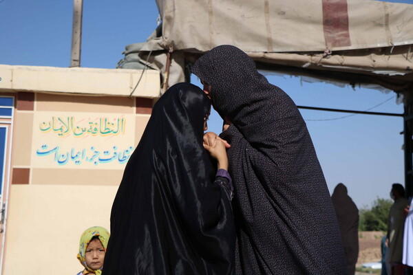 Αφγανιστάν: Πυροβόλησαν και μαχαίρωσαν 33χρονη, με αποτέλεσμα να τυφλωθεί, επειδή δούλευε