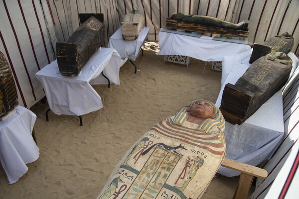 Πενήντα αρχαίες σαρκοφάγοι ανακαλύφθηκαν στην νεκρόπολη της Σακκάρα (ΕΙΚΟΝΕΣ)