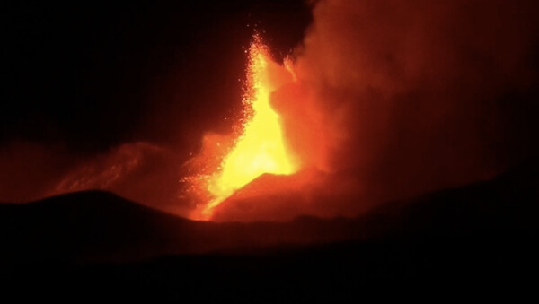Ιταλία: Η Αίτνα «ξύπνησε» - Το ηφαίστειο εκτόξευσε λάβα και στάχτη (Βίντεο)