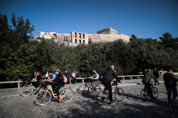 Καιρός: Μπάνιο στη θάλασσα και βόλτες λόγω της ζέστης σήμερα - Στους 28,3 βαθμούς η υψηλότερη θερμοκρασία