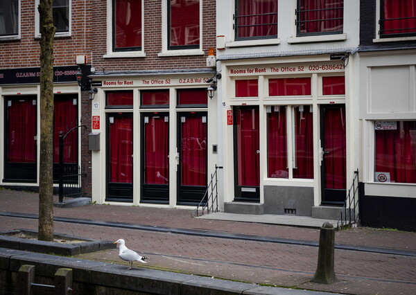 Άμστερνταμ: Εκτός κέντρου πόλης οι διάσημες βιτρίνες - «Τουριστική επανεκκίνηση»