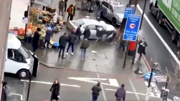 Συναγερμός στο Λονδίνο - Αυτοκίνητο έπεσε πάνω σε πεζούς